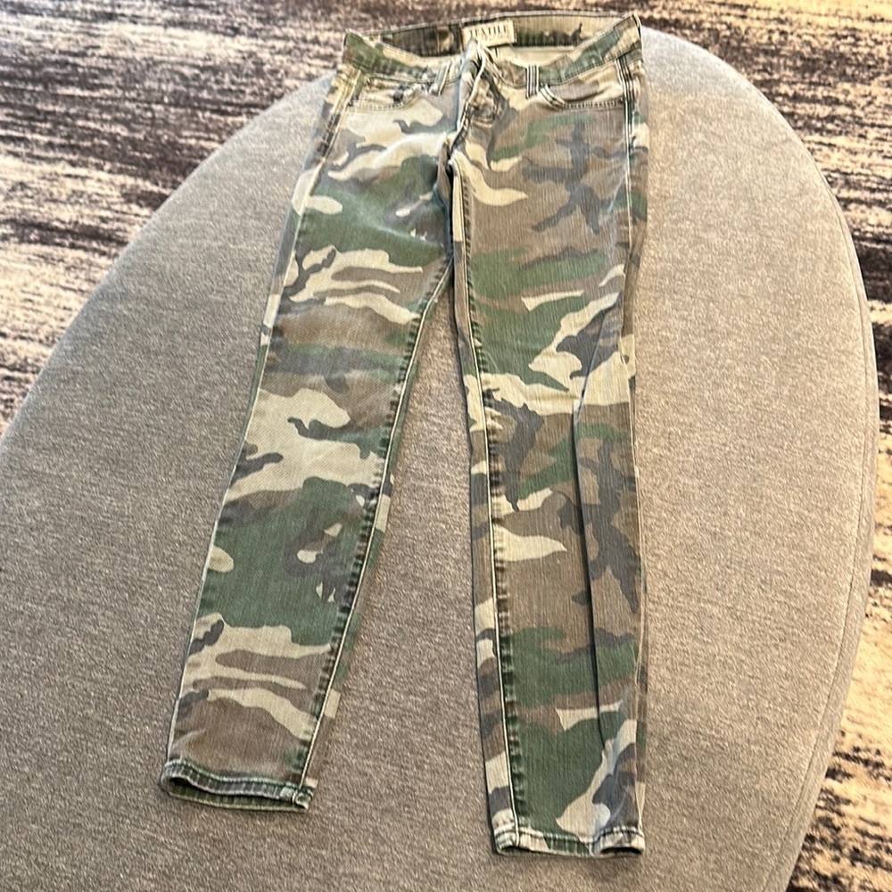 Camouflage cropped skinny jeans